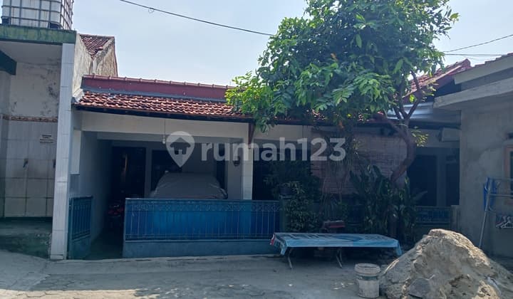 Cheap for Sale House SHM 4 Bedrooms Strategic Flood-Free Near Pondok Ranji KRL Station and Bintaro Toll Gate in Rengas, Ciputat Timur, South Tangerang