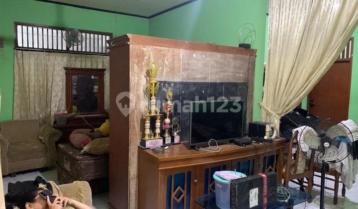 Cheap Sale 4-Bedroom House with Freehold Title, Strategically Located, Flood-Free Near Bintaro Toll Gate and Lebak Bulus MRT Station in Rengas, East Ciputat, South Tangerang