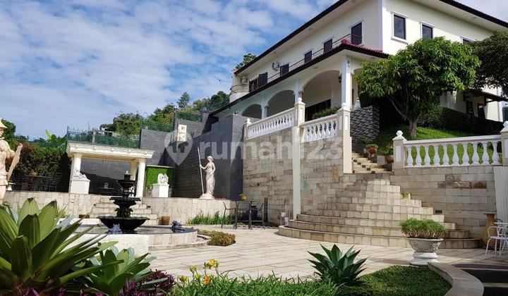 Rumah Villa Mewah Dengan View Kota Bandung Di Lembang