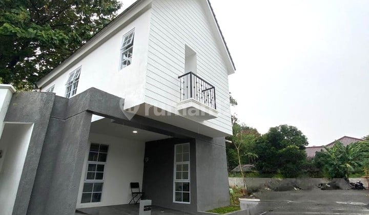 American House Styles di Cinere 2 Lantai Dengan Taman Samping Dalam Komplek