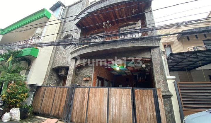 House Suitable for Boarding Business Near Gandaria City Mall.