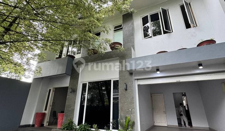 Rumah Cantik Dengan Layout Bagus Berhalaman Luas di Cinere