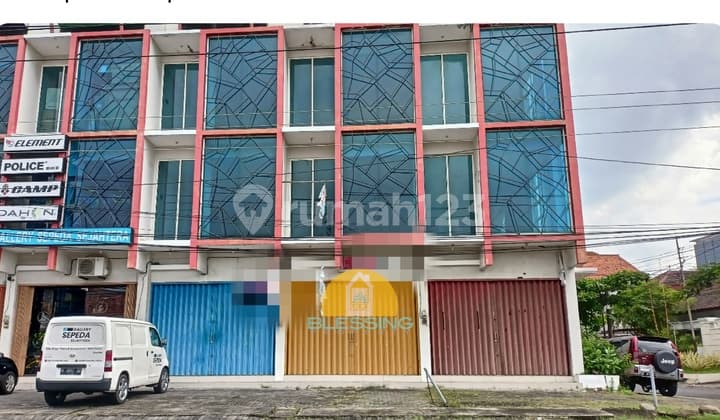 Cheap row shop house in a strategic downtown location.