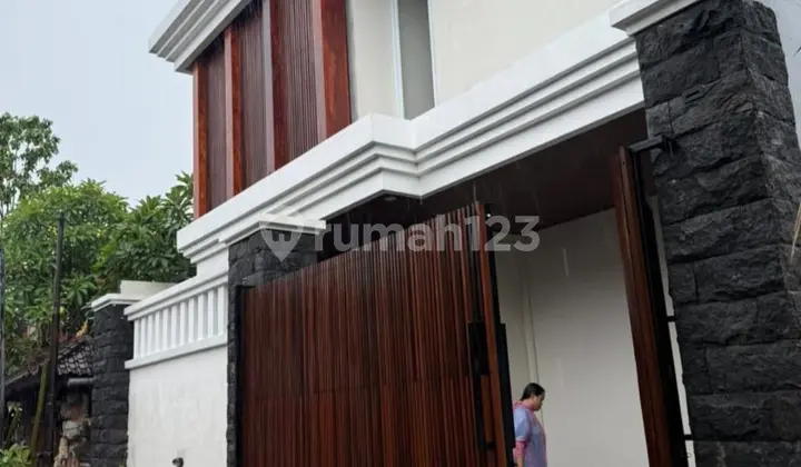 Siap Huni Rumah Lantai 2 Full Furnish di Pusat Kota Denpasar Lum