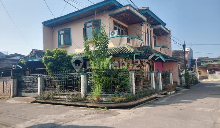 Rumah Klasik dengan Furniture Kayu Jati di Taman Cibaduyut Indah
