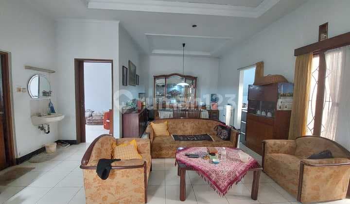 Rumah Terawat Posisi Bangunan Hook di Margahayu Permai