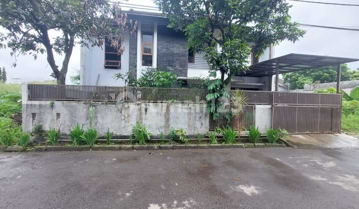 Rumah Luas Cocok Dipakai Kantor Maupun Tempat Tinggal di Kembar