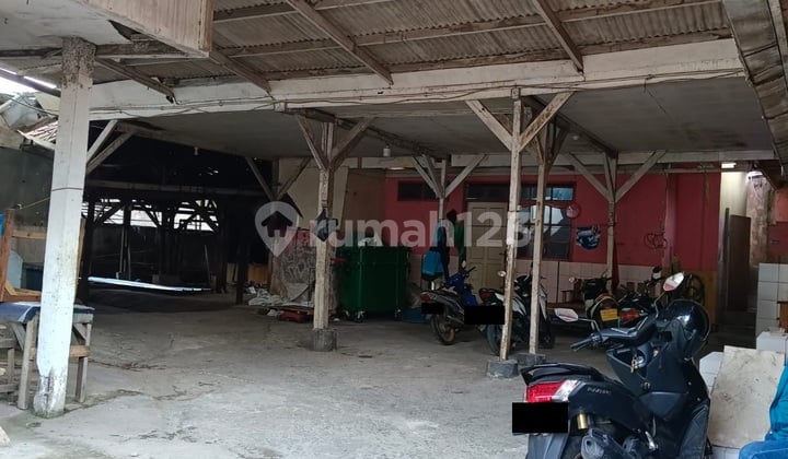 Strategic Warehouse Near Tpl and Market in Caringin Raya