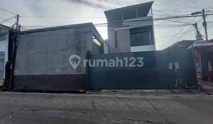 Ready-to-Use Shophouse Suitable for Office in Babakan Ciparay