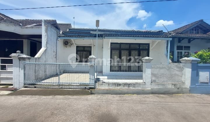 Rumah Bangunan Terawat, Dekat ke Jalan Utama di Taman Cibaduyut Indah