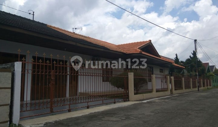 Rumah dan Tanah Halaman Luas Nyaman Dihuni di Cicukang Indah Bisa Disewakan