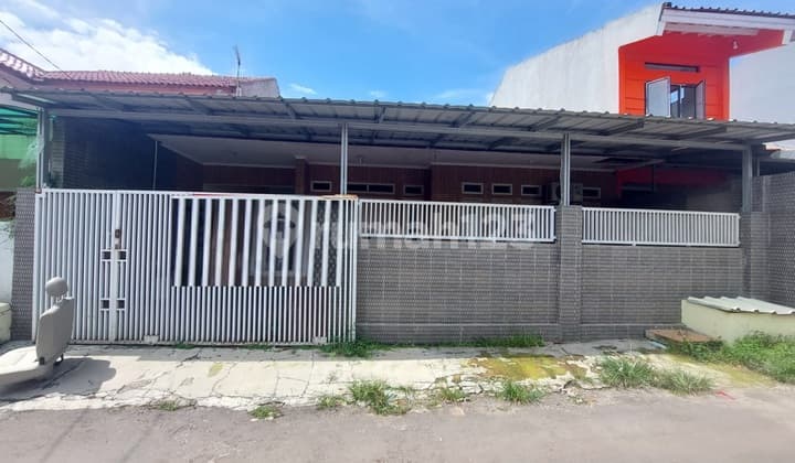 Rumah Dekat ke Jalan Utama Bangunan Terawat di Margahayu Permai