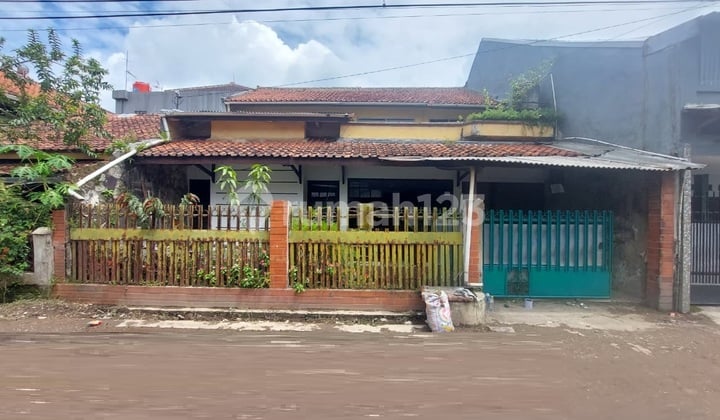Rumah Bangunan Terawat dan Dekat ke Jalan Utama di Kota Baru Cibaduyut