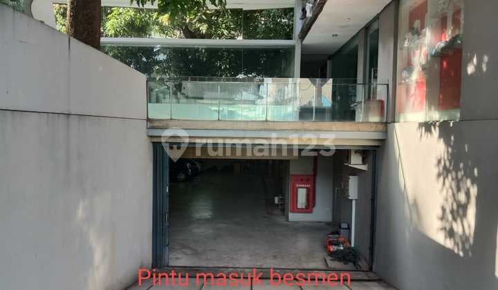 Dibawah Njop Gedung Kemang Raya Jakarta Selatan