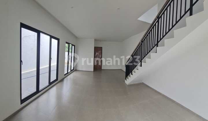 House for Sale in Jagakarsa, Ready to Occupy. Cheap