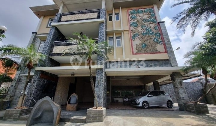 Murah Rumah Mewah 3 Lantai Dg Akses Lebar di Gatot Subroto Barat, Denpasar