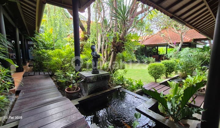 Dijual Villa Tenang dan Taman Luas di Umalas Bumbak