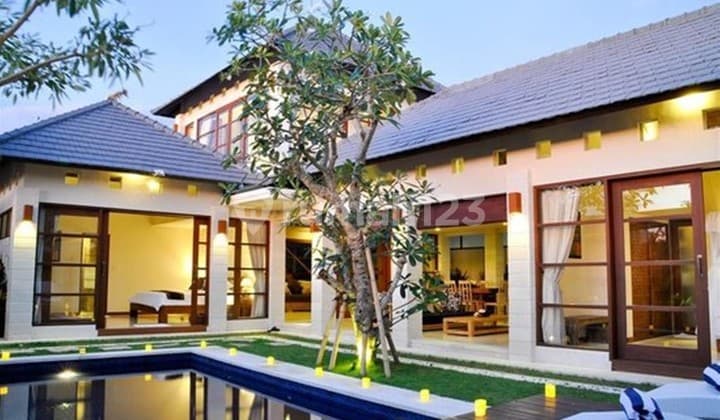 Villa Moderen Strategis di Seminyak Hanya Jalan Kaki Ke Pantai