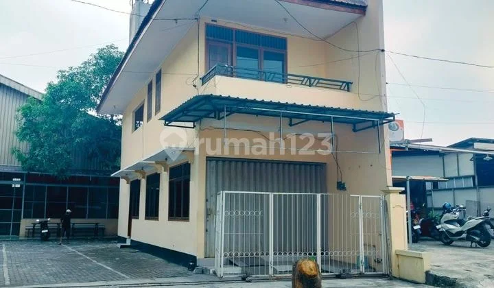 Shop House for Rent on Raya Bumi Tengger, Benowo, West Surabaya; 2 Floors Well-Maintained Ready to Occupy Shop House for Rent on Raya Bumi Tengger, Benowo, West Surabaya; 2 Floors Well-Maintained Ready to Occupy