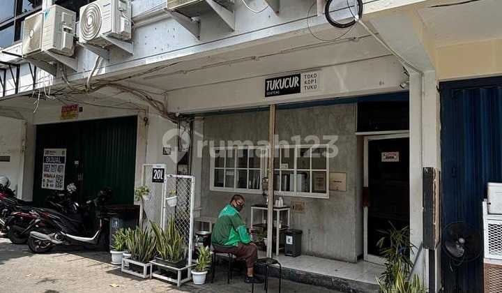 Office Area, 3-Storey Shop House, Jalan Kayon, Central Surabaya