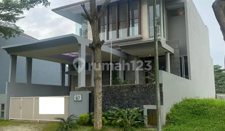 Ready-to-Occupy House in Araya Malang 2-Story Building 200 Square Meters