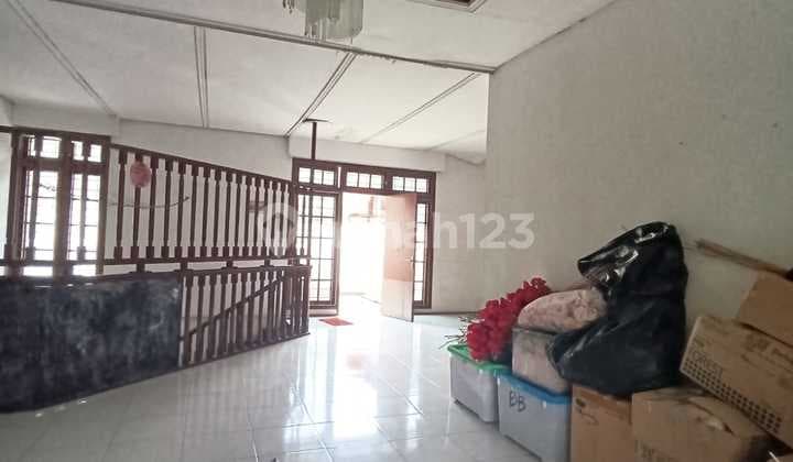 2.5-Story House in a Comfortable and Strategic Neighborhood