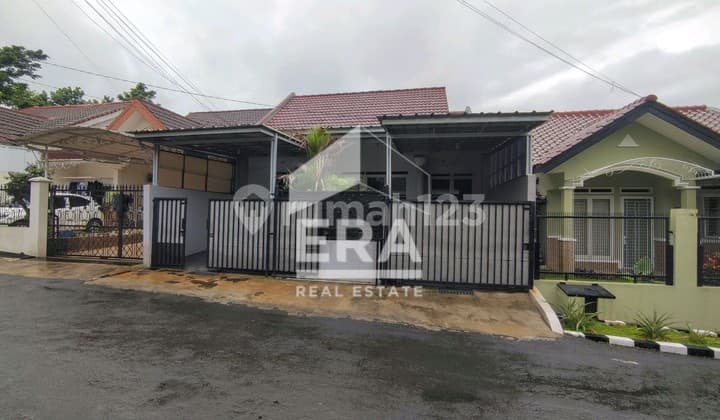 Spacious House with Many Rooms Near Jagorawi Toll Road in Taman Pajajaran Bogor