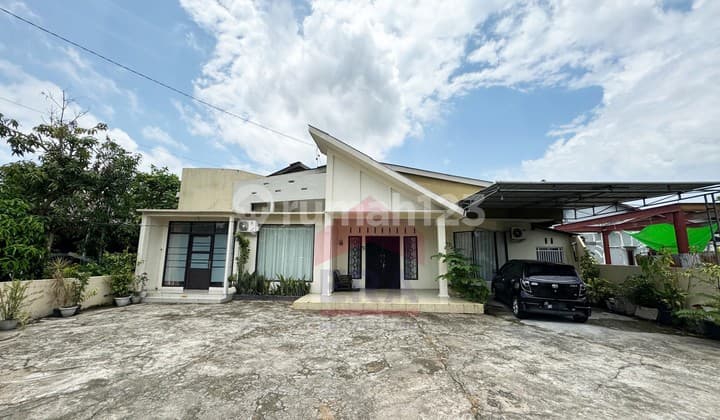 House With a Spacious Yard Wonobaru Pontianak