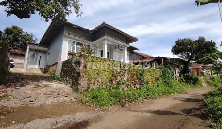 Caringin Cisaat Village House with Mount Gede Pangrango View in Sukabumi