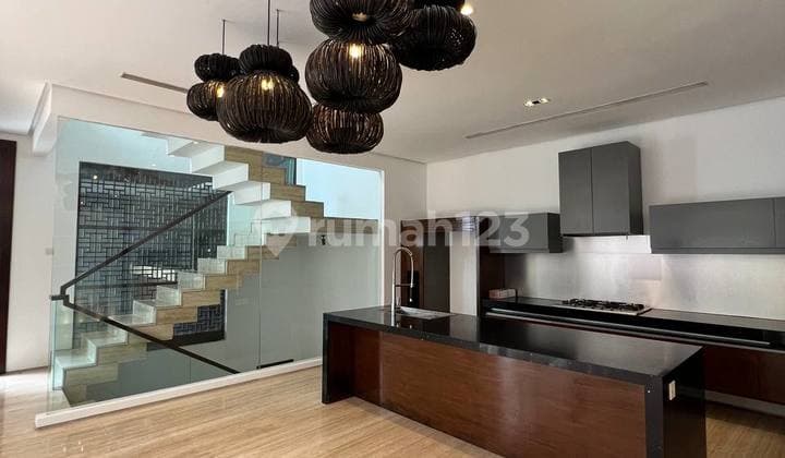 DIJUAL RUMAH PONDOK INDAH BANGUNAN MEWAH DESAIN MODERN TROPICAL POSISI FAV DEPAN TAMAN LOKASI STRATEGIS LINGKUNGAN EXCLUSIVE ROW JALAN LEBAR