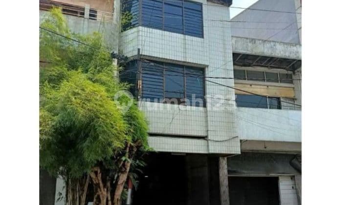 3-storey shop house in Gang Pinggir Pecinan, commercial trading area, Semarang #8557