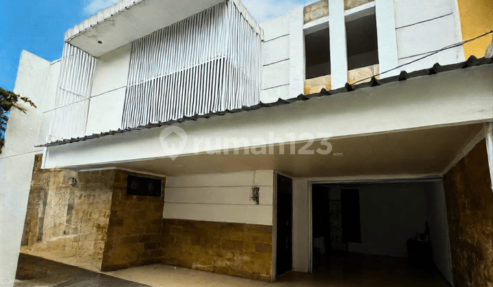 Rumah Lama Terawat di Area Senopati Jalan 2 Mobil Pas Jarang Ada