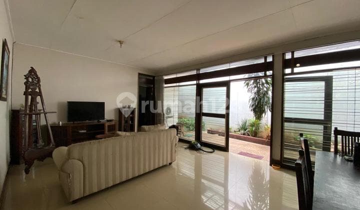 Rumah di Jalan Dharmawangsa Lokasi Strategis di Kebayoran Baru