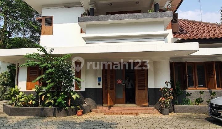 Rumah besar di Menteng siap huni ada 3 gate cocok untuk office