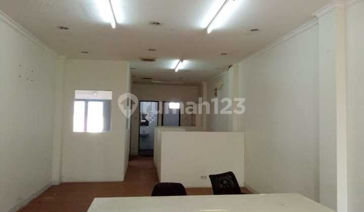 2 Ruko gandeng area dekat Senopati , Jakarta selatan lokasi ramai