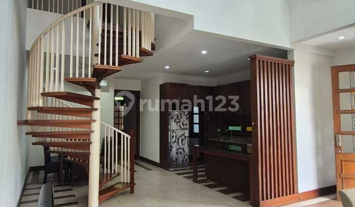 Compound House area Menteng siap huni , lokasi prime , nego , SHM