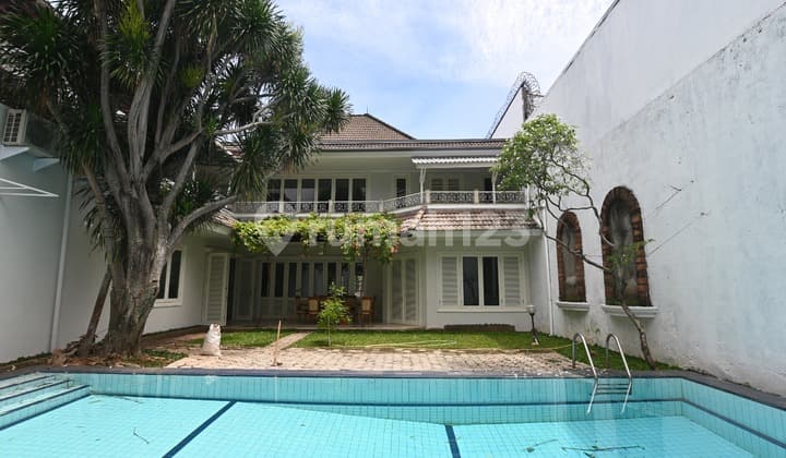 Rumah Sewa di Menteng 2 Lantai Siap Huni , Unfurnished Ada Pool
