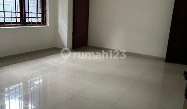 Rumah sewa Menteng bisa di jadikan office lokasi sangat tenang