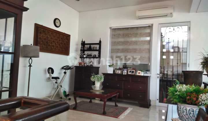 Rumah cantik di Menteng dijual dengan furniturenya lokasi tenang