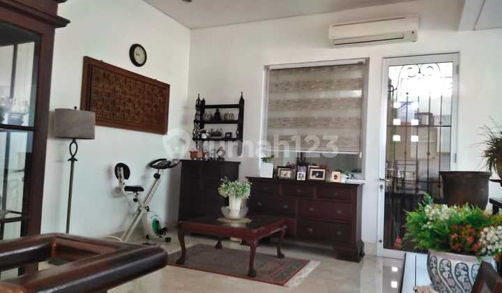 Rumah cantik di Menteng dijual dengan furniturenya lokasi tenang