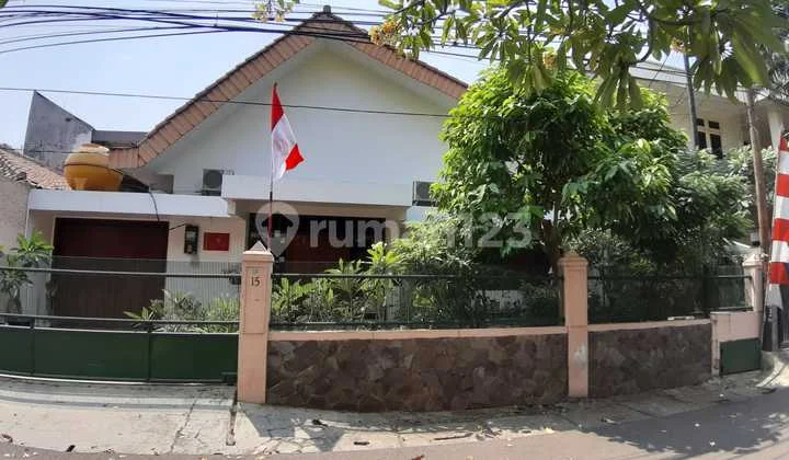 Rumah Luas, 2 Lantai di Jantung Kebayoran Baru
