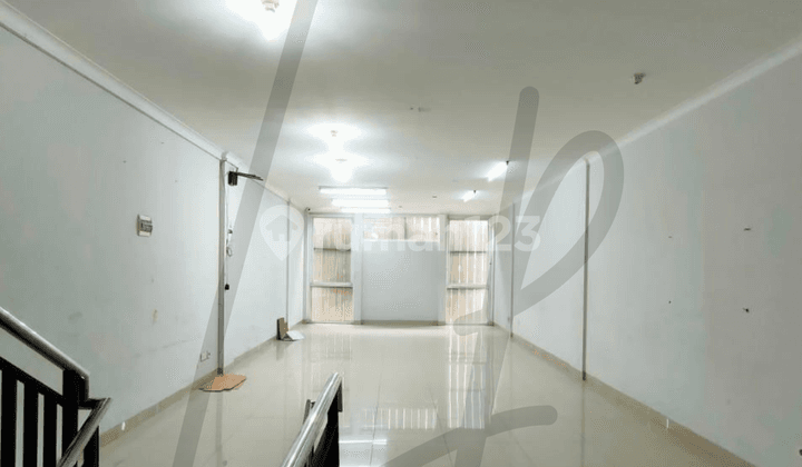 Ruko Siap Huni Posisi Strategis Cocok untuk Usaha di Holis