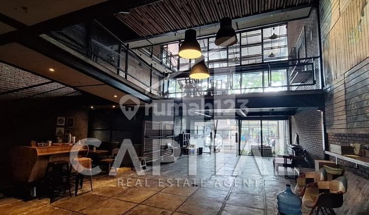 Ruang Usaha Artistik Ex Cafe Kantor Di Tubagus Ismail, Bandung