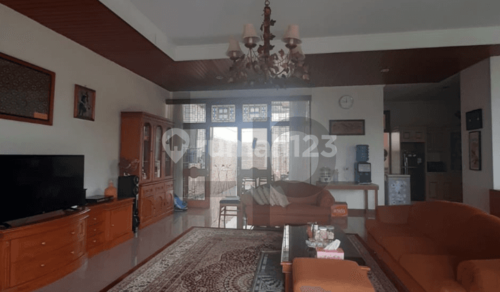 Large House, Spacious Land, and Great View in Cipaku