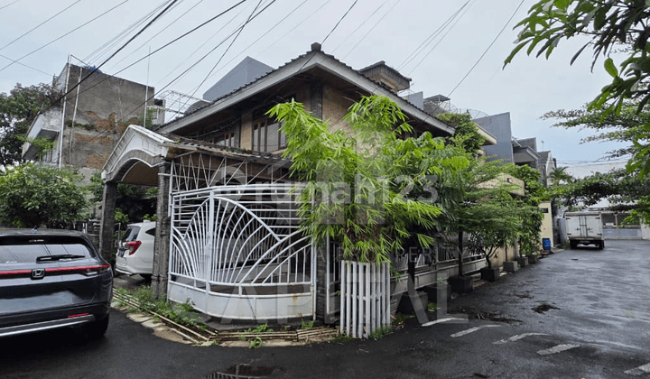Rumah Tinggal bisa untuk Kantor dengan Posisi Hoek dan One Gate System di Sayap Sudirman