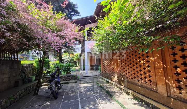 Murah Turun Harga Rumah Tinggal Terawat dan Luas dengan Nuansa Bali Daerah Hunian Favorit di Cisitu Sayap Dago