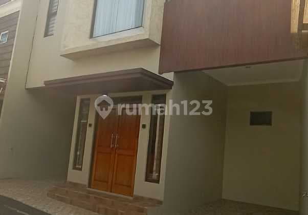Rumah Sangat Terawat Siap Huni Dalam Cluster di Srengseng Sawah Jagakarsa Jakarta Selatan