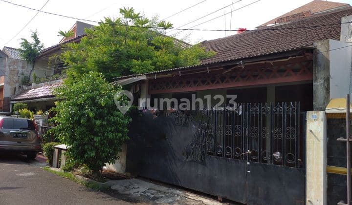 Old house for sale near Rawamangun terminal, East Jakarta