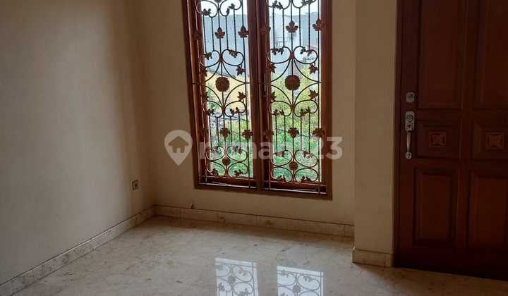 Rumah Mewah dengan 4 Kamar dan Garasi 2 Mobil di Pulomas