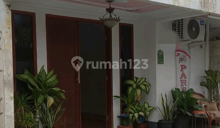 Rumah Tua 6 Kamar Tidak Banjir di Rawamangun